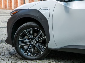 Nowy SUV Toyoty w cenie Corolli kombi, a przestronny jak Highlander. O co tu chodzi?
