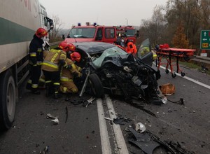 Zderzenie ciężarówki z Golfem. Droga krajowa zablokowana