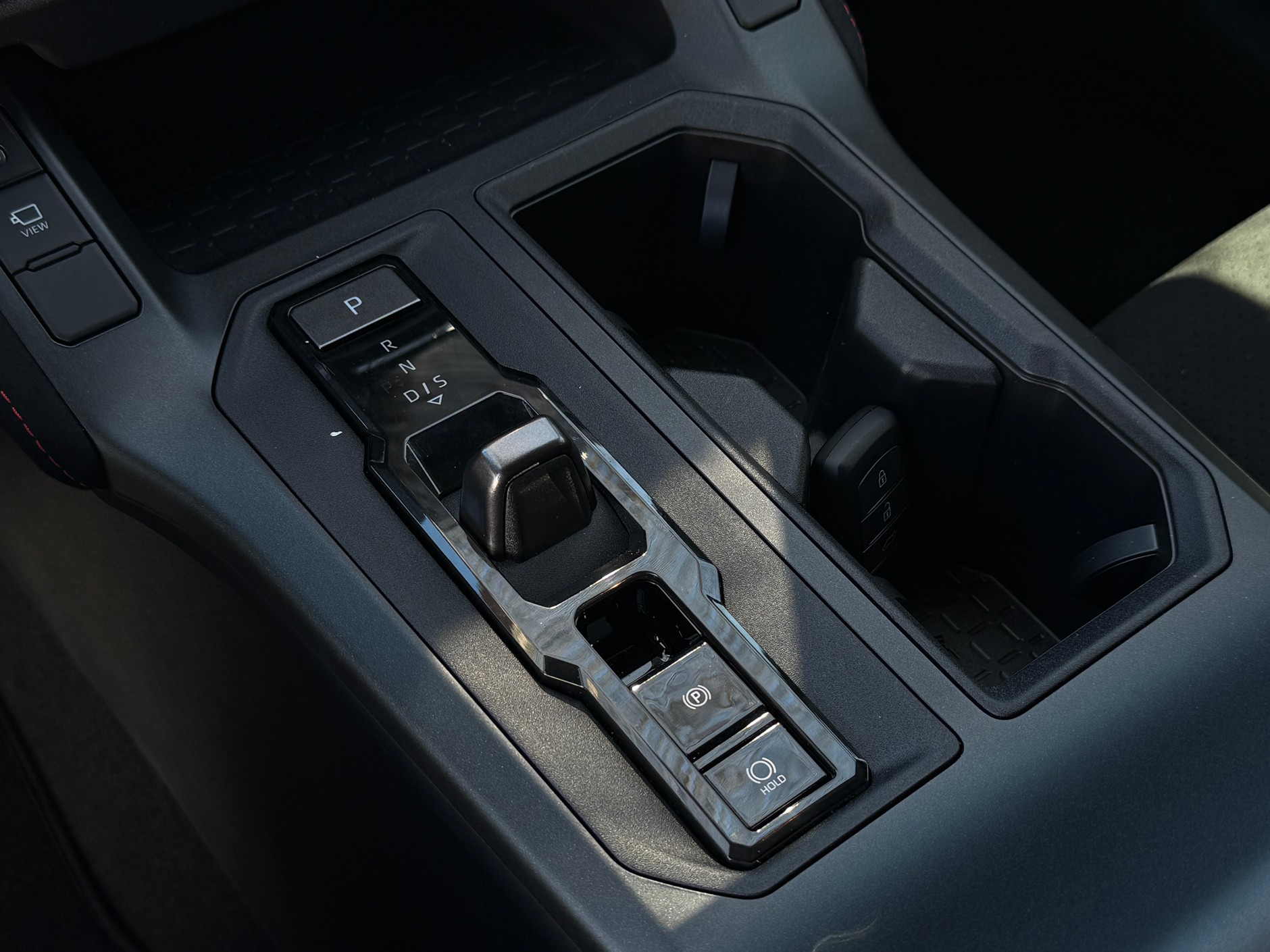 Nowa Toyota RAV4 ma – zamiast tradycyjnego lewarka przekładni – elektroniczny przełącznik