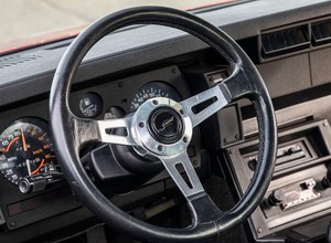60 starych Chevroletów na farmie świń. Upiorne "cmentarzysko" robi wrażenie