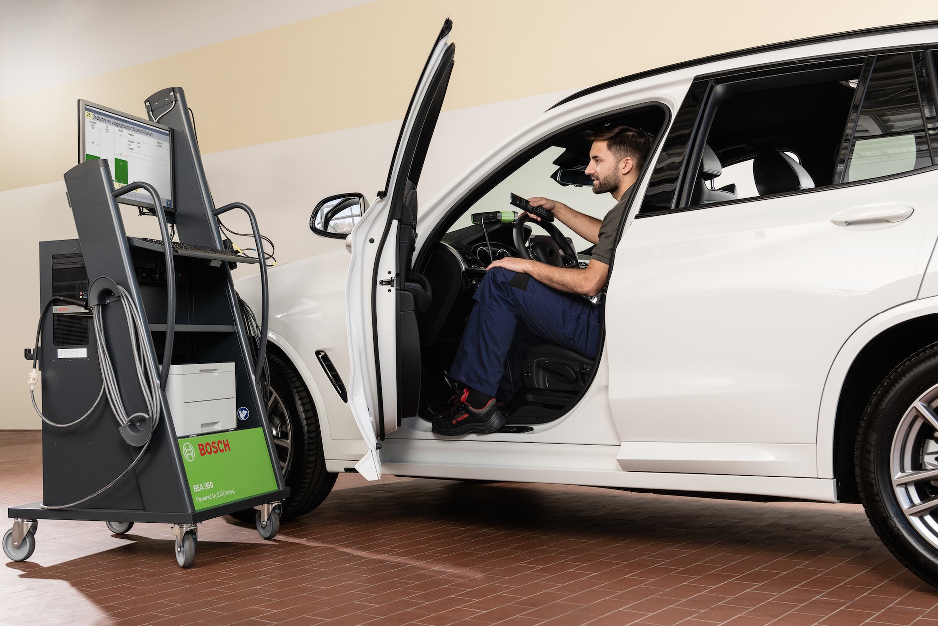 Bosch Car Service: wyposażenie warsztatów jest na bieżąco dostosowywane do wymagań związanych z obsługą nowych modeli aut.