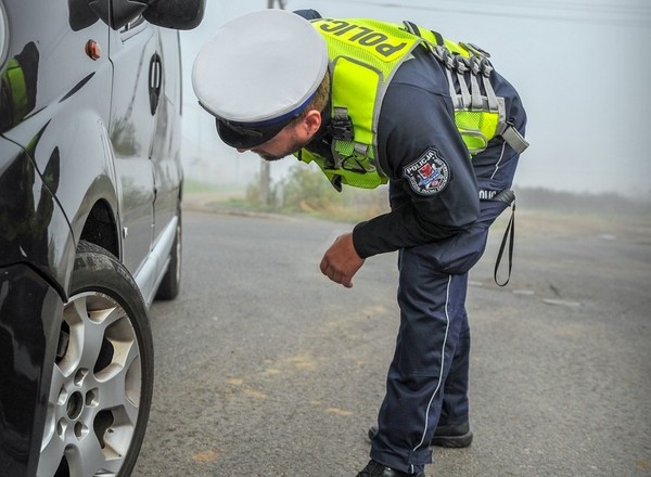 Policjanci przyglądają się oponom. Wystarczą złe napisy na boku, żeby stracić dowód