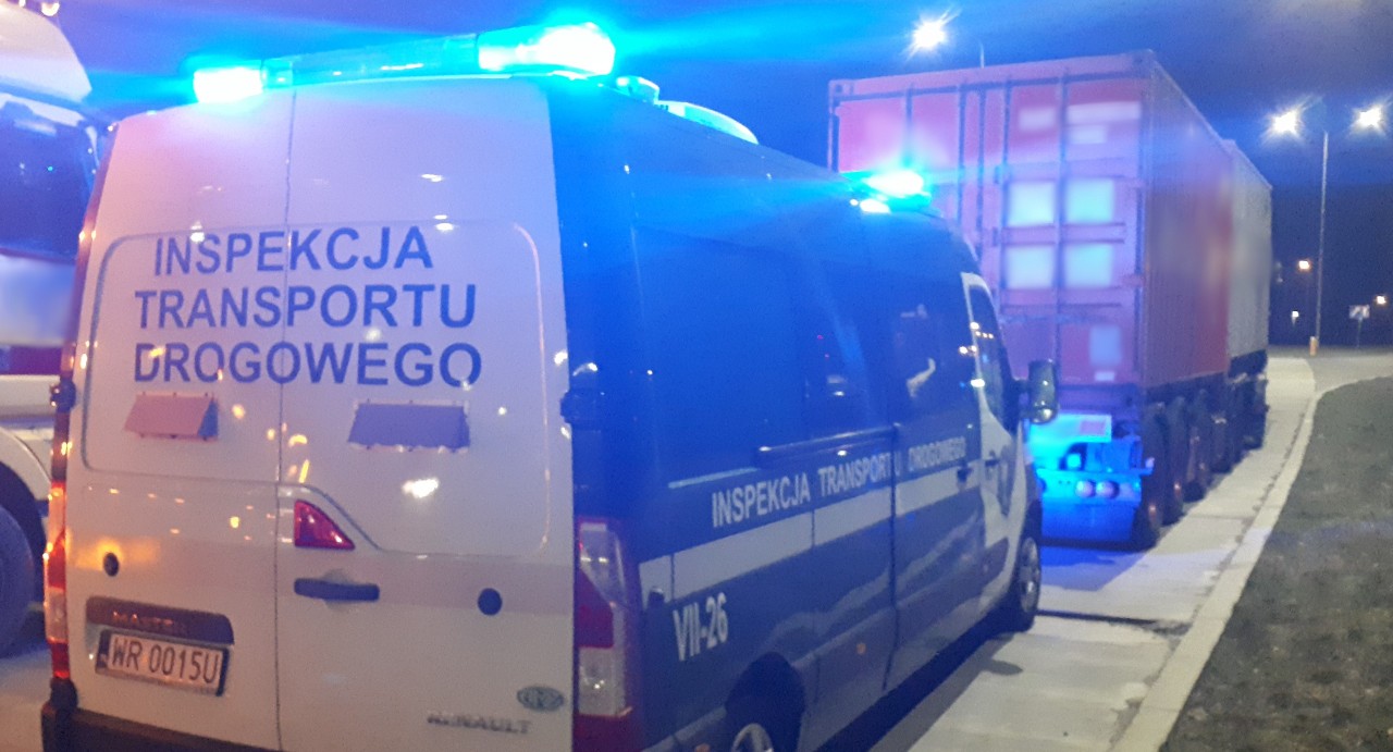 Patrol ITD zatrzymał do kontroli znacznie przeładowaną "stonogę"