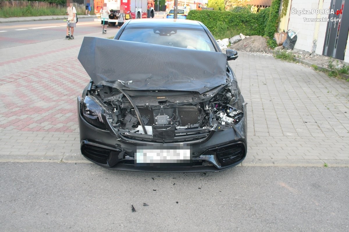 Osobówka zderzyła się z dostawczakiem. Ten wylądował na boku