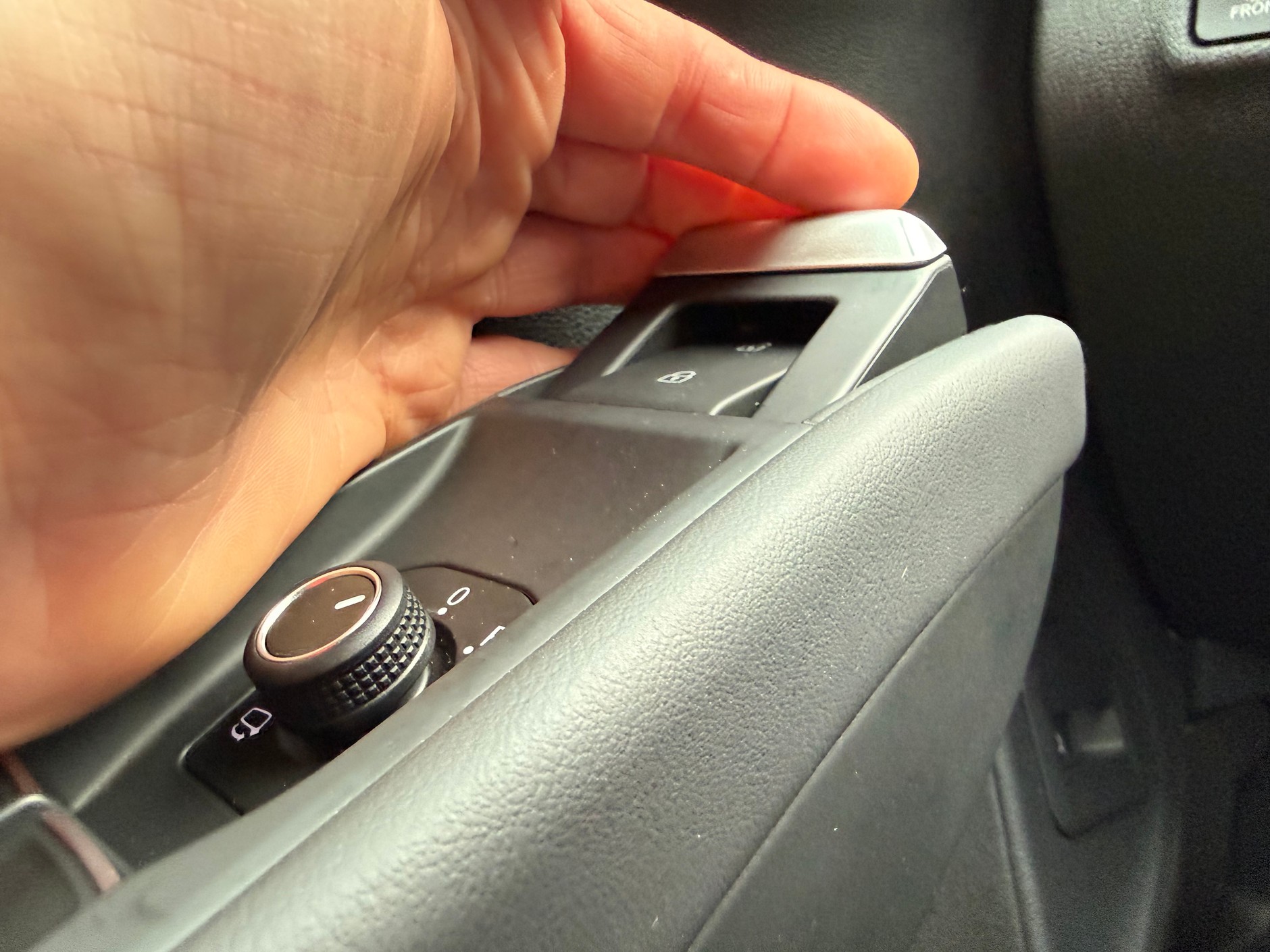 Volkswagen T-Roc 2026 – klamka drzwi jest w nietypowym miejscu i ma nietypową mechanikę