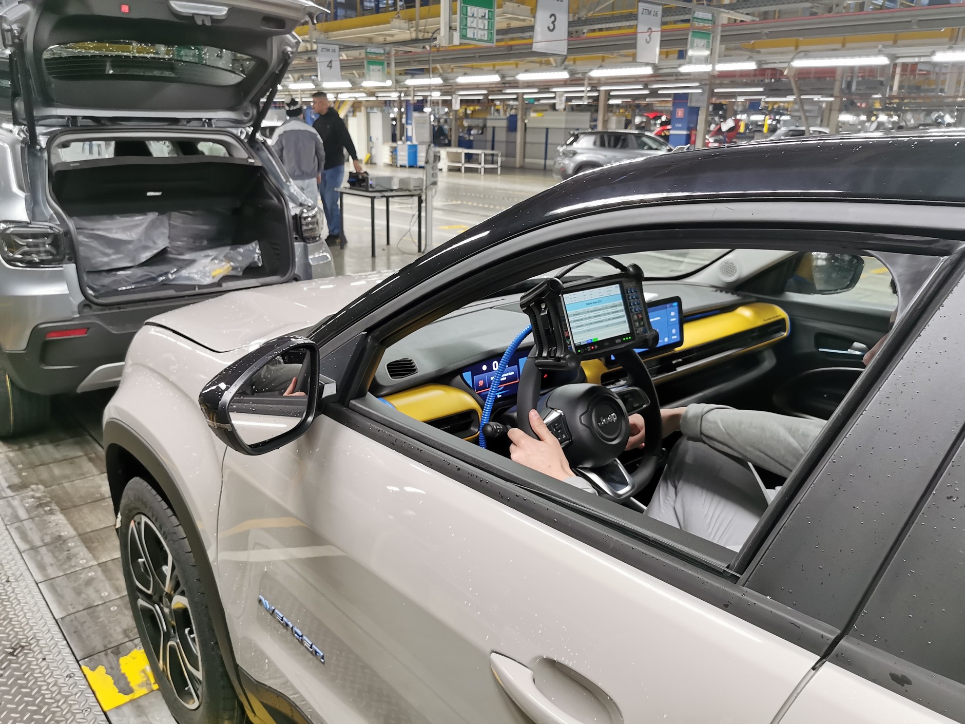 Auta – na jednej linii Jeepy Avengery, Fiaty 600e i okazjonalnie Lancie – dostają tymczasowe oprogramowanie