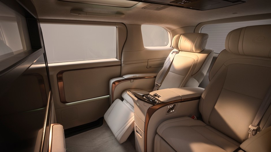Lexus LM 350h. Ekskluzywny van z Azji debiutuje w Europie