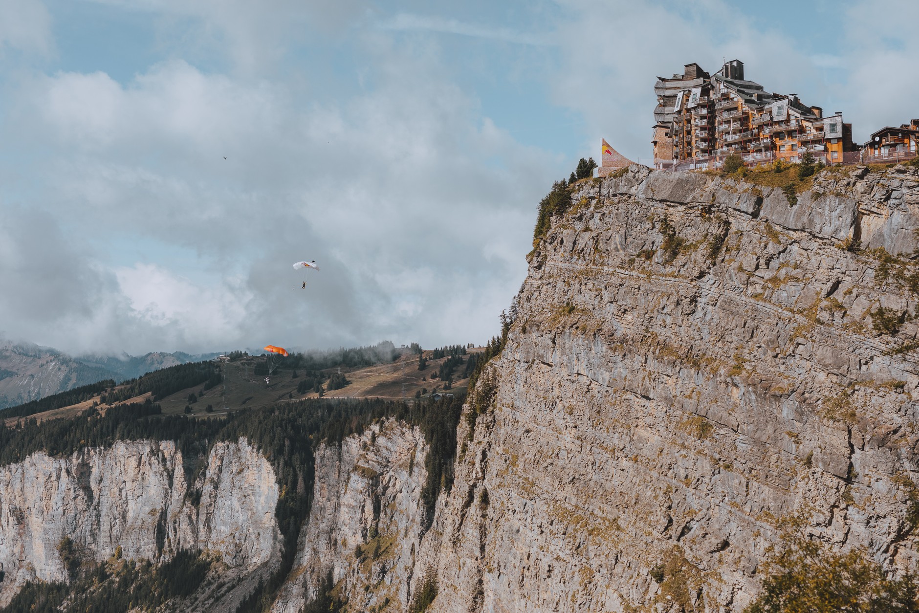 Red Bull Tom Pagès wyskoczył z klifu wprost w przepaść