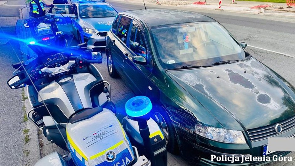 Obraz pochodzący z serwisu https://jelenia-gora.policja.gov.pl/dje/aktualnosci/bieza/122735,Kierowca-ktory-mial-blisko-3-promile-alkoholu-spowodowal-kolizje-zostal-zatrzyma.html