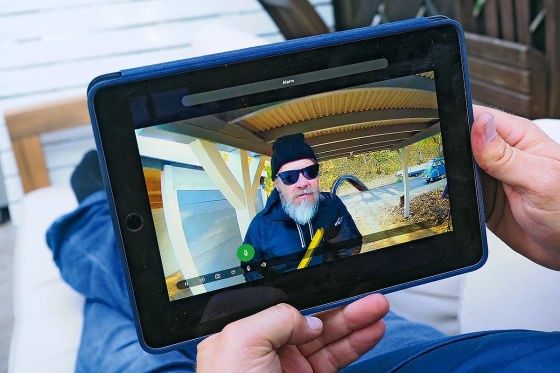 Ważnym kryterium podczas wyboru kamery do monitoringu jest możliwość podglądu na żywo za pośrednictwem aplikacji na smartfonie czy tablecie.