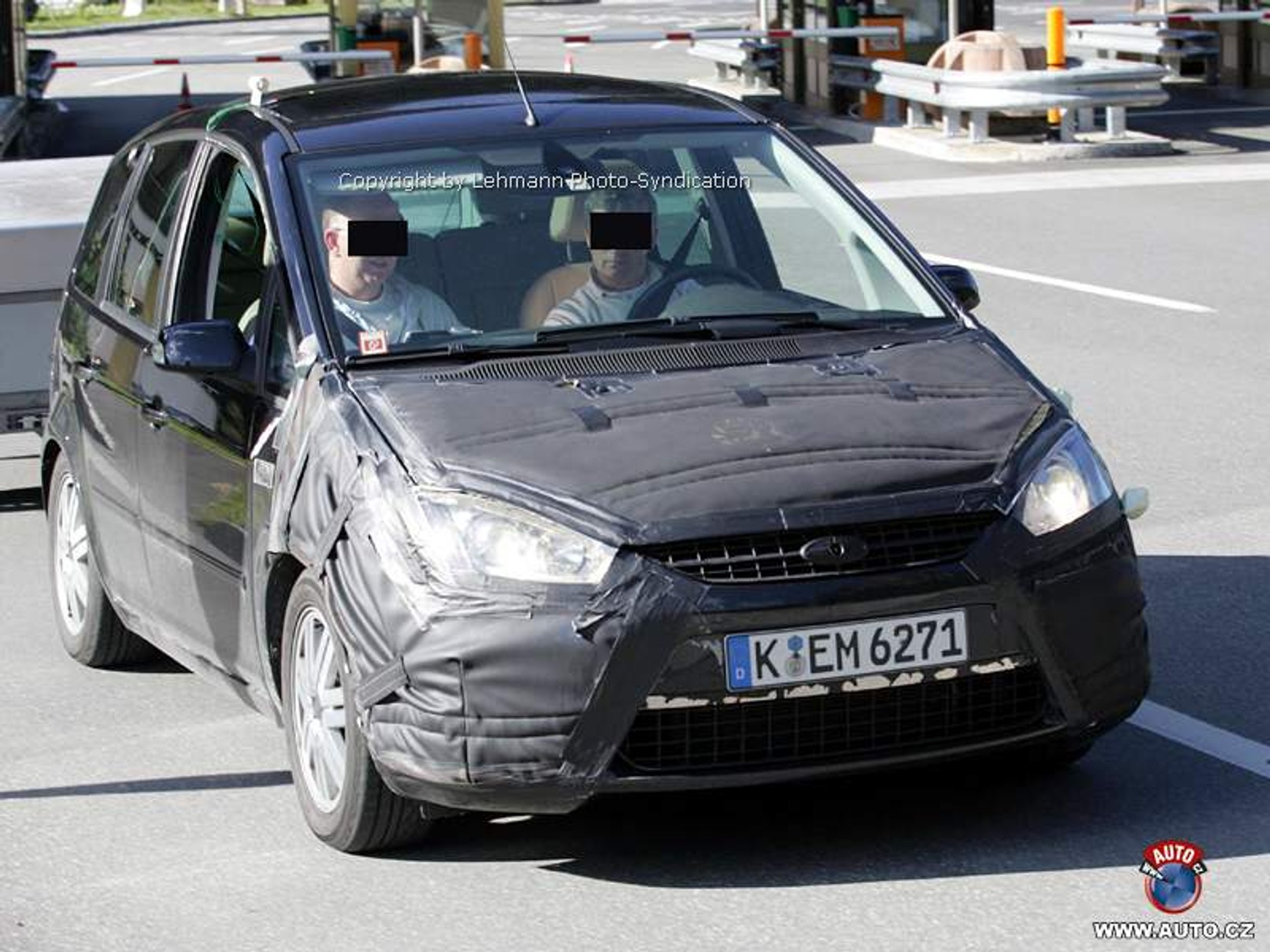 Zdjęcia szpiegowskie: face lifting Focusa C-Max