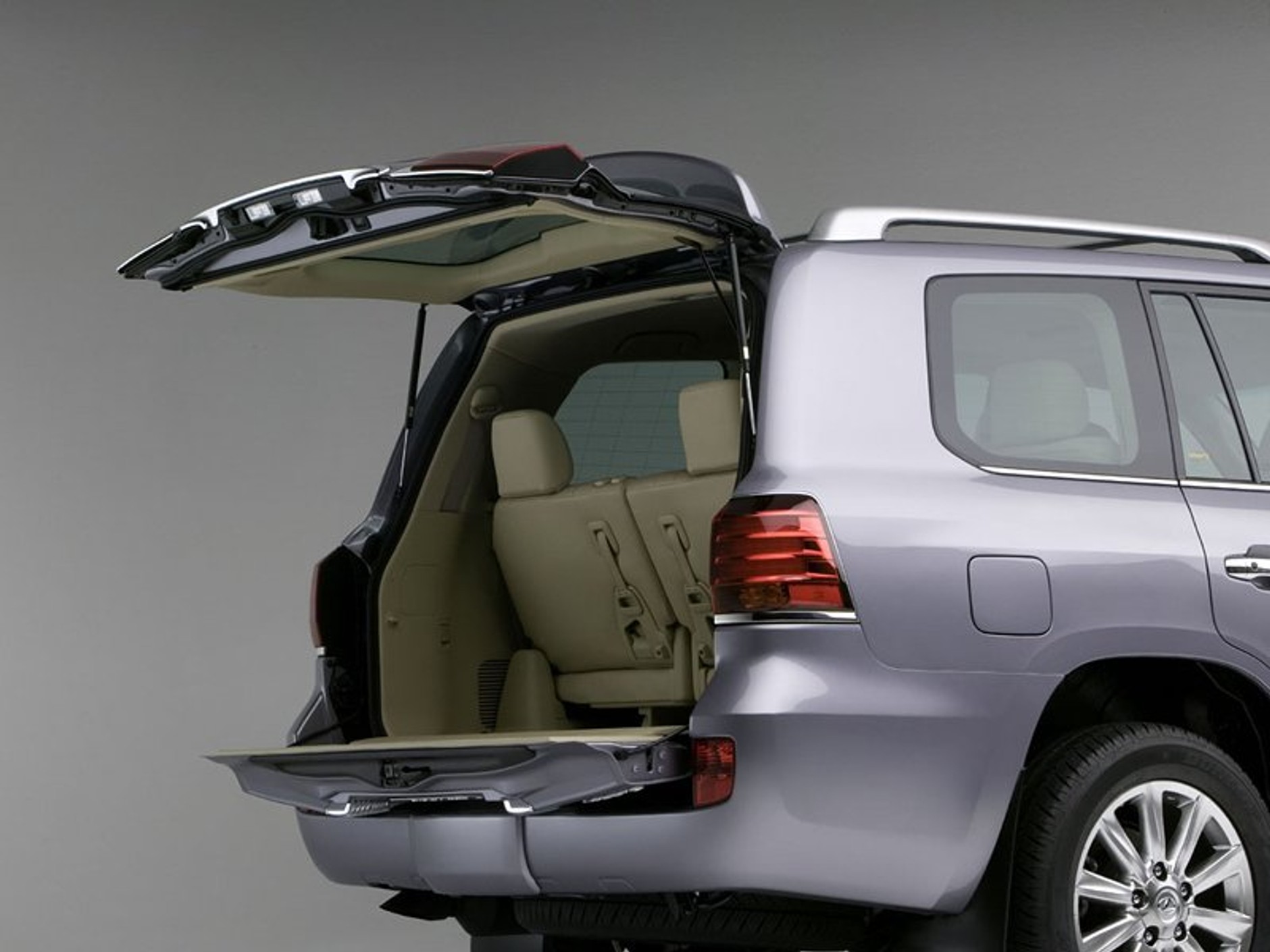 Lexus LX 570 nowa kreacja na temat Land Cruisera