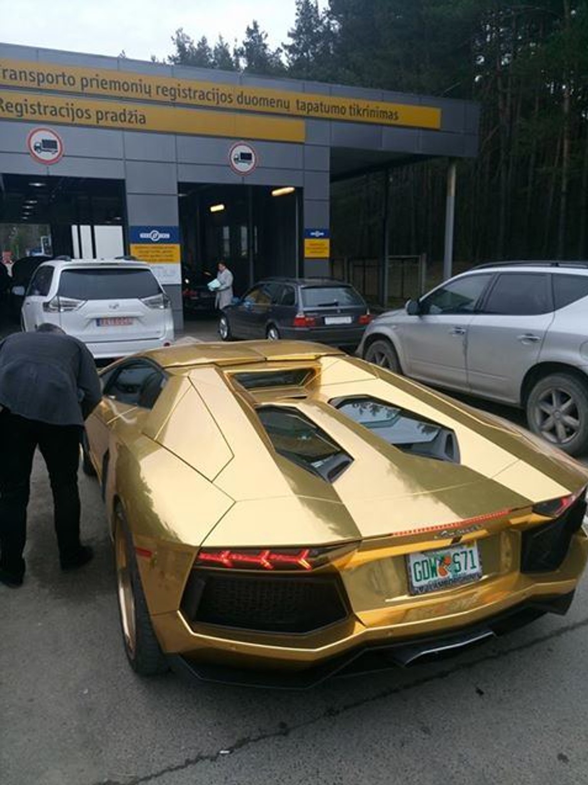 Nowe życie złotego Lamborghini Aventador na Litwie?