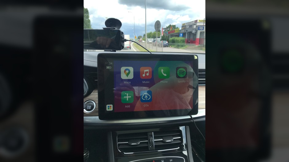 Łączność ze smartfonami możliwa za pośrednictwem EasyConnection. Aplikacja ta funkcjonalnością jednak nie dorównuje interfejsom Android Auto i Apple CarPlay.