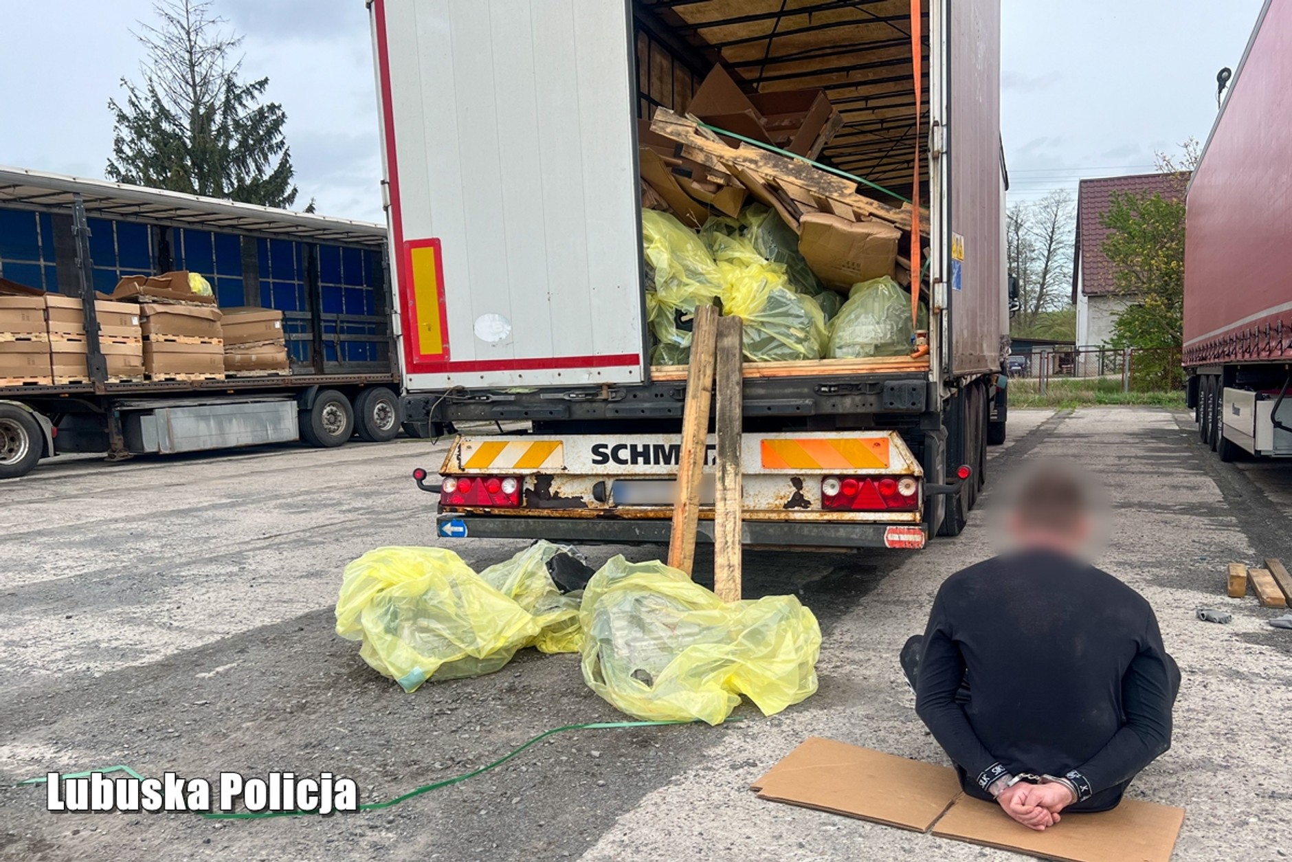 Kryminalni odzyskali skradzioną naczepę ze skrzyniami biegów