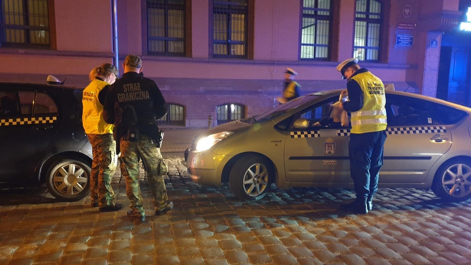 policjanci kontrolują taksówki