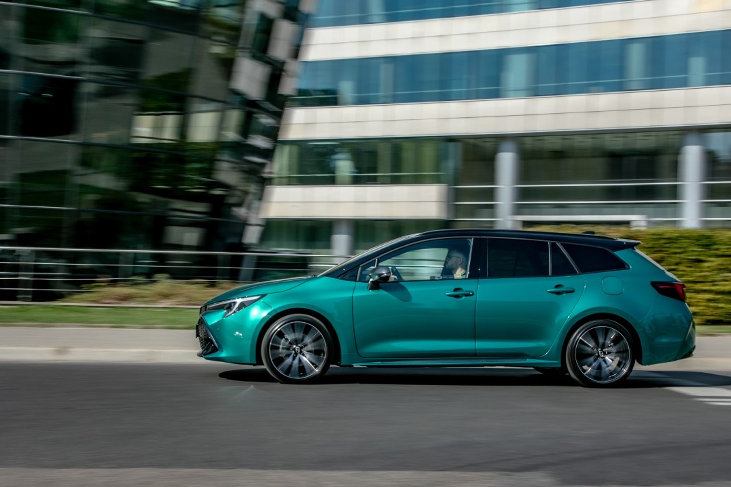 Ruszyła wielka wyprzedaż w Toyocie. Rabaty po kilkanaście tys. zł na popularne hybrydy