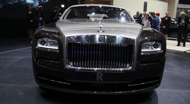 Kuba Wojewódzki obok luksusowego Rolls-Royce’a Wraith