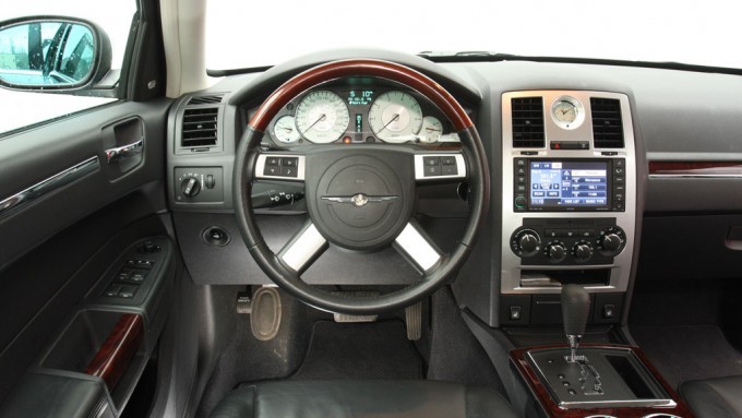 Używany Chrysler 300C: czy warto kupić amerykańską limuzynę?