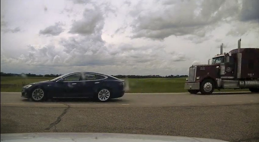 Śpiący kierowca w Tesli Model S