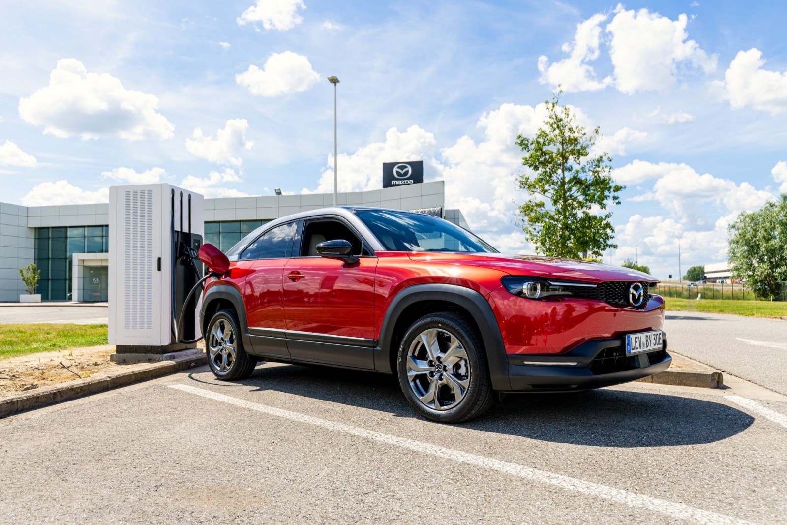 Europejskie centrum logistyczne Mazdy: 86 stacji ładowania zasilanych przez 3696 paneli solarnych, zainstalowanych na dachu biurowca