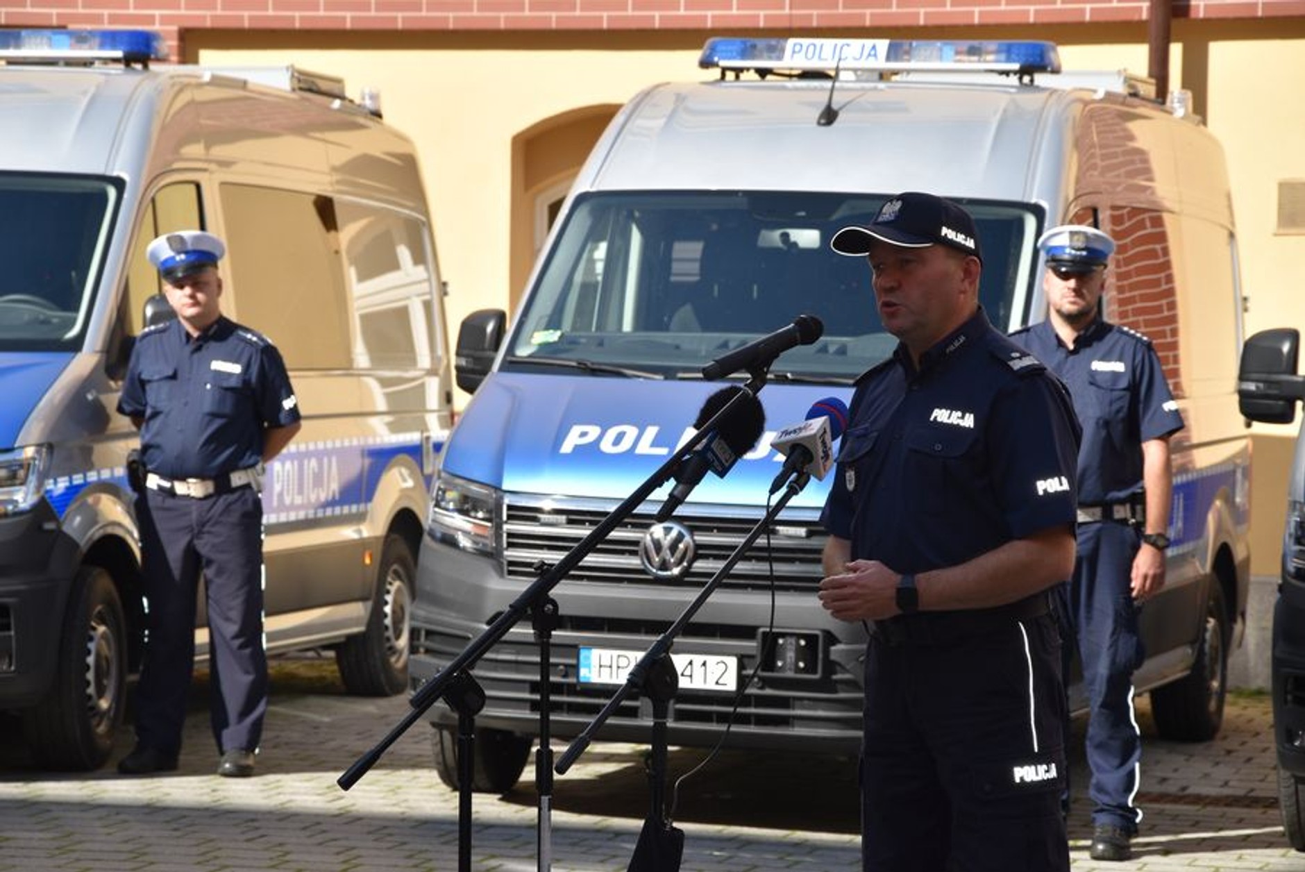 Nowe radiowozy zachodniopomorskiej policji (Volkswagen Crafter i MAN TGE)