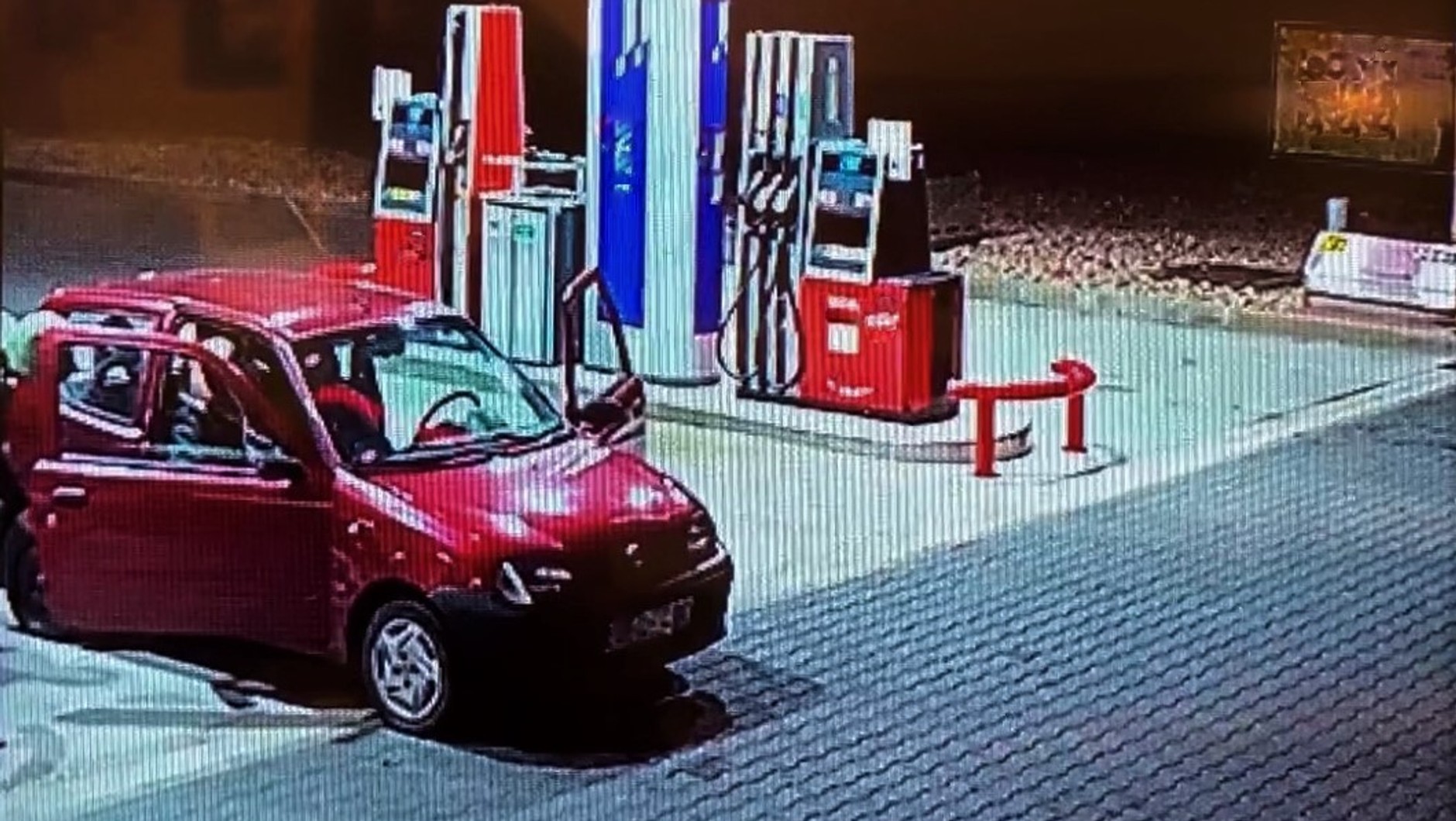 Zgubny przystanek. Kamery na stacji nagrały nastolatków