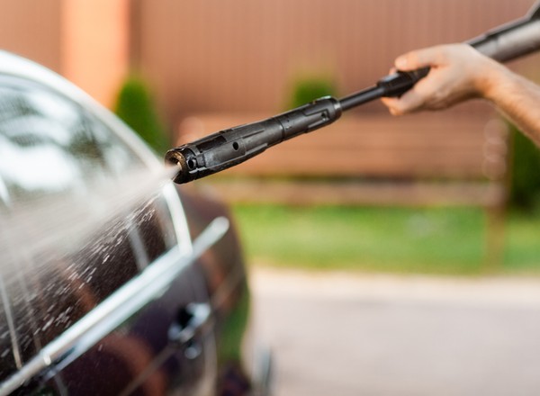 Czy można myć auto na własnym podwórku? W takiej sytuacji trzeba liczyć się z mandatem