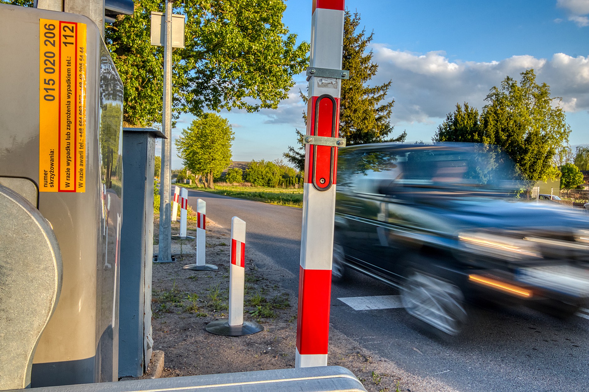 Żółte naklejki na przejazdach wyższych kategorii znajdują się na mechanizmie zamykania zapory.  