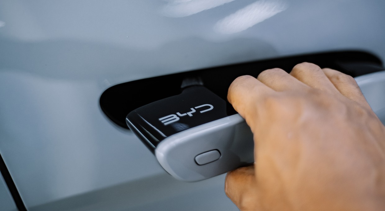 Spieszcie się kochać elektryczne klamki, bo także w UE są już na celowniku