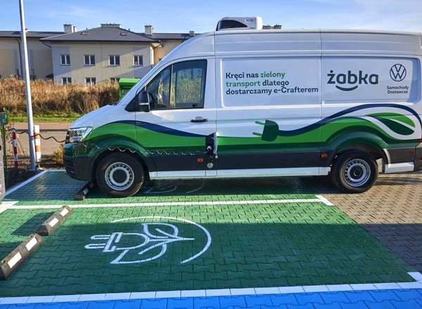 Żabka z własną stacją ładowania aut elektrycznych