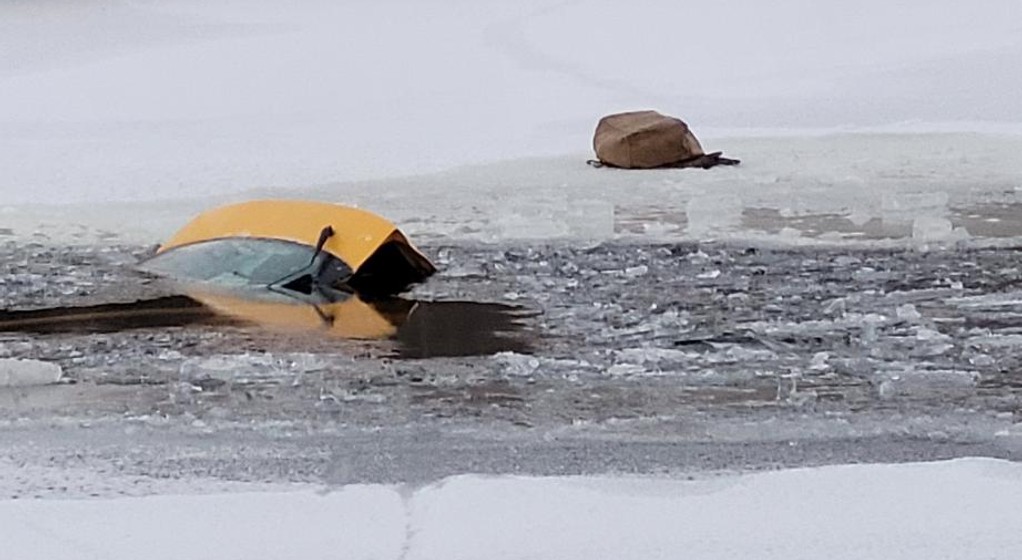 Tonący w jeziorze samochód