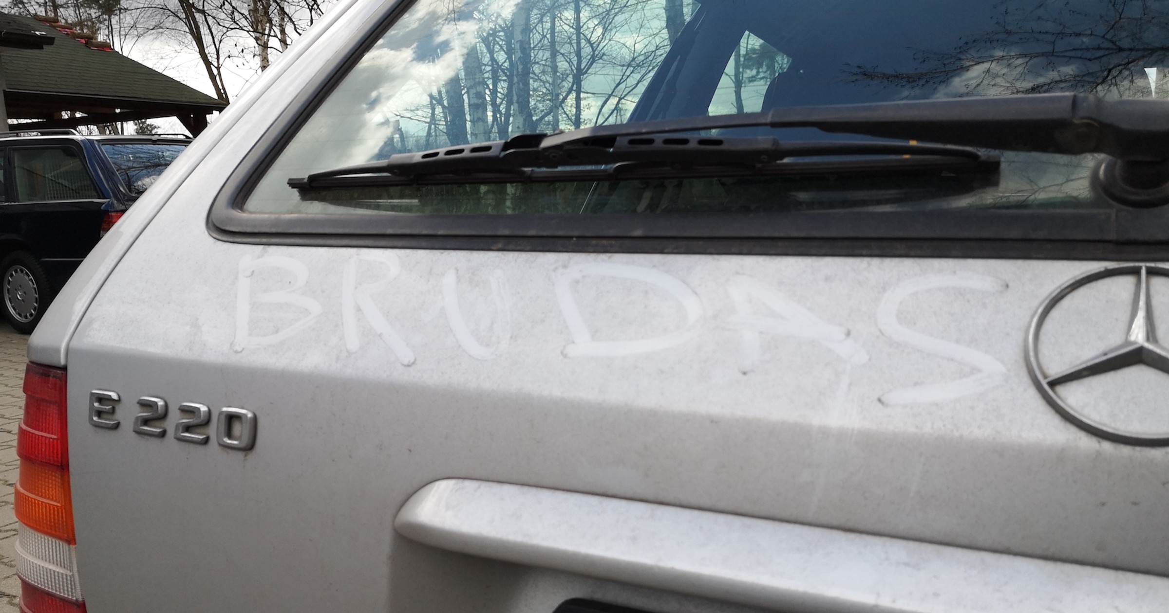 Brudne auto – brzydkie auto! Uwięzienie w domu to dobra sposobność, by nadrobić pewne zaległości!