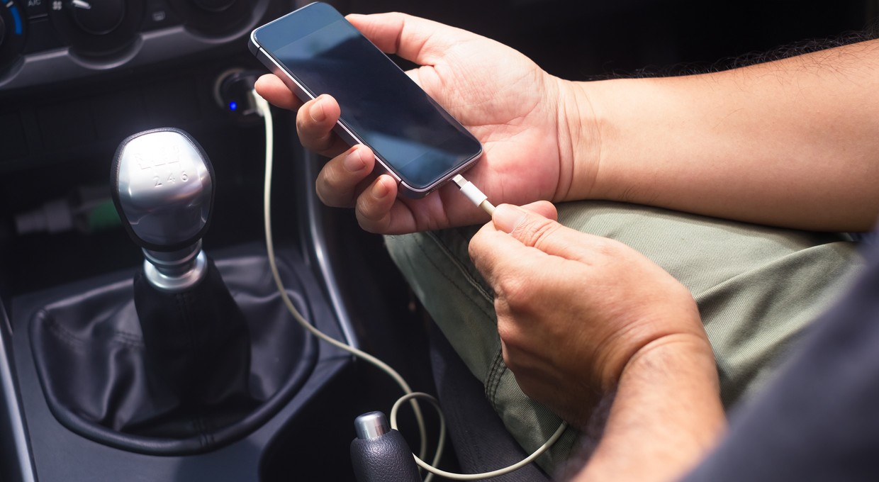 Porty USB w samochodach to wygoda, która może kosztować