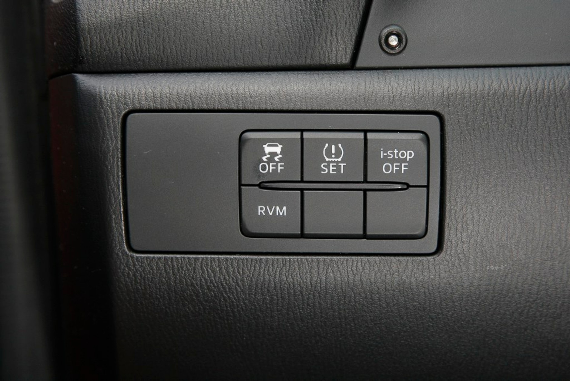 Nowa Mazda 3, przyciski pod kierownicą