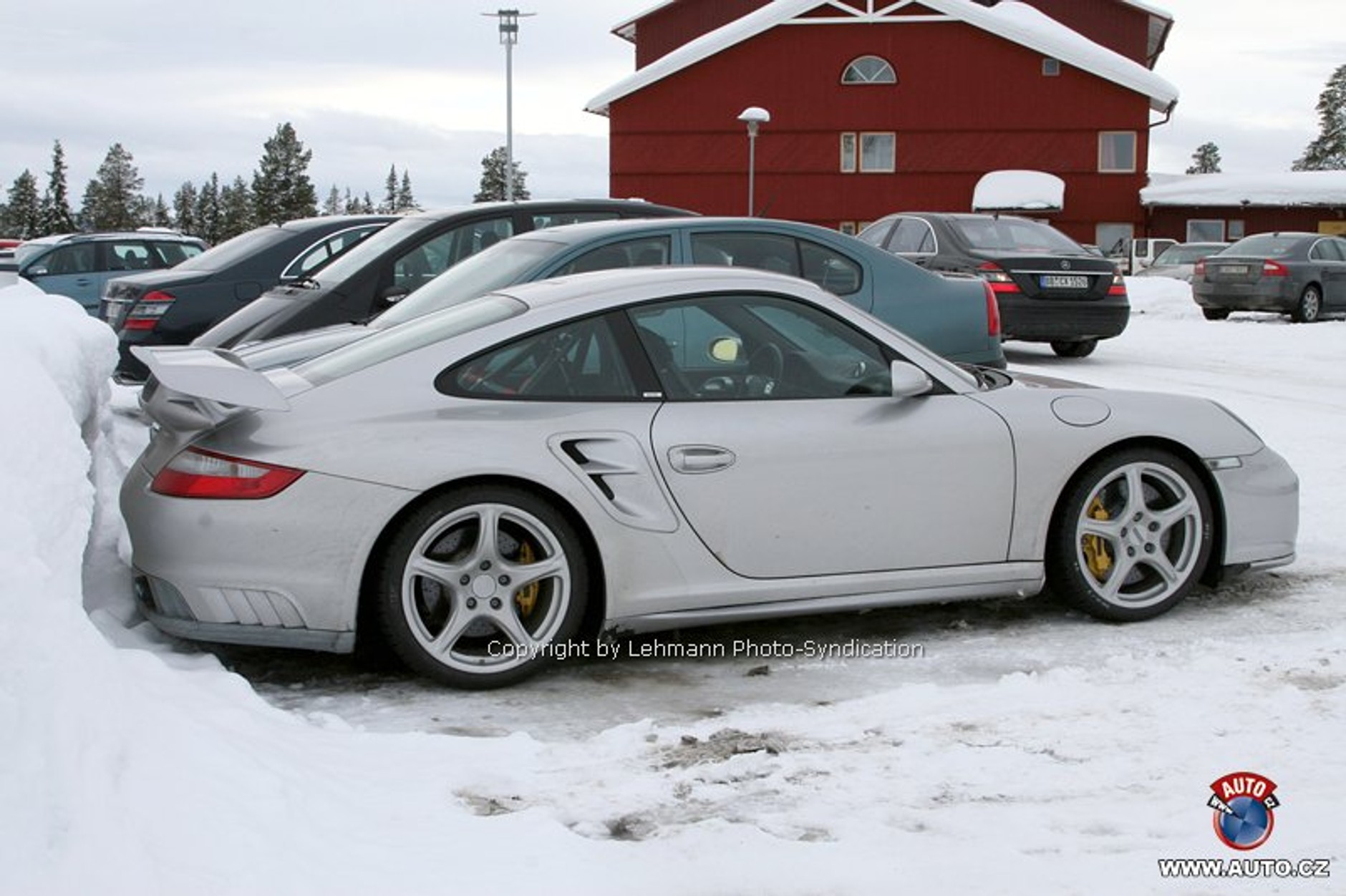 Zdjęcia szpiegowskie: nowe Porsche 911 GT2