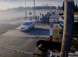 Uruchomił się już dźwięk ostrzegawczy. Film grozy z przejazdu koło Piotrkowa