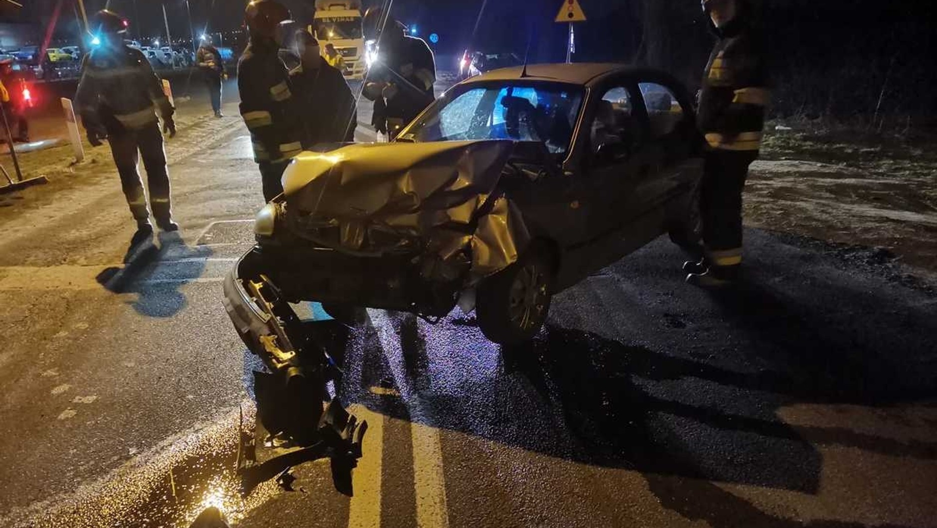 Kierowca Daewoo Lanosa uderzył w bok jadącego pociągu