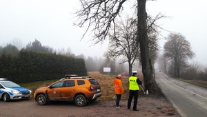 Kierowca Passata uderzył w drzewo. Zginął na miejscu