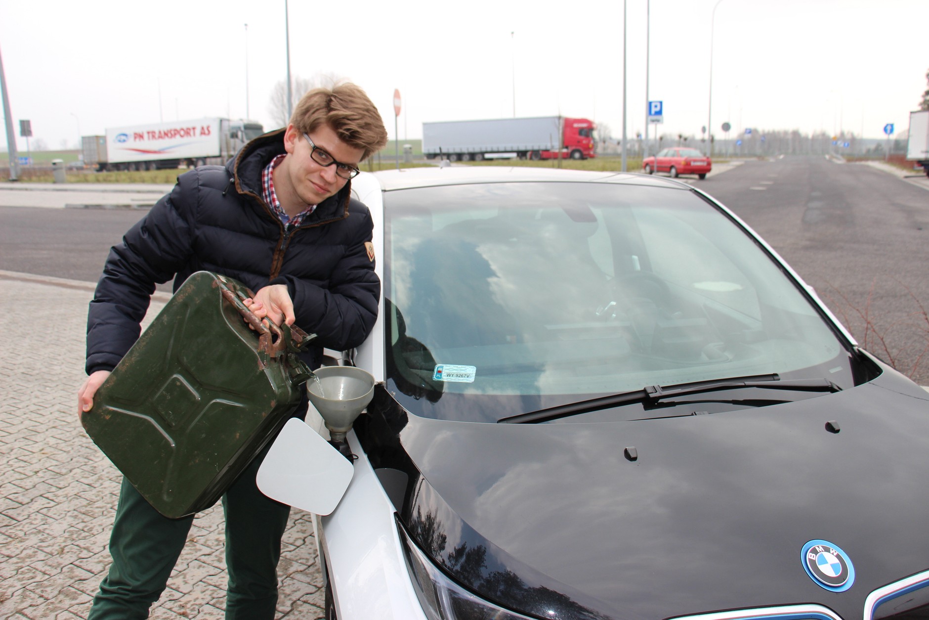 9-litrowy bak starcza na przejechanie 90 km. Paliwo nie zawsze kończy się blisko stacji...