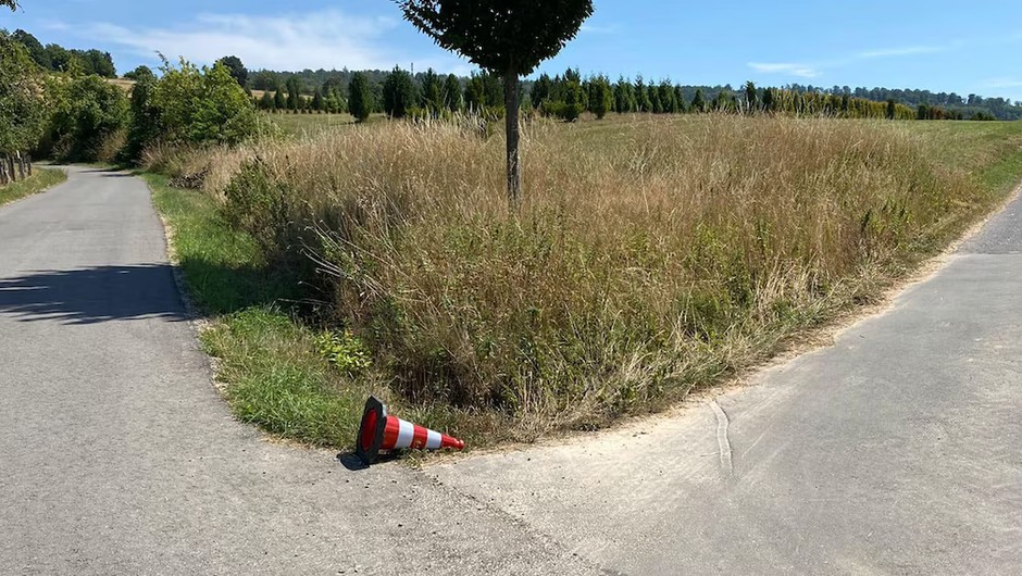 Pachołek leżący na rozstaju dróg. Nie podnoś go, to może być ważny znak