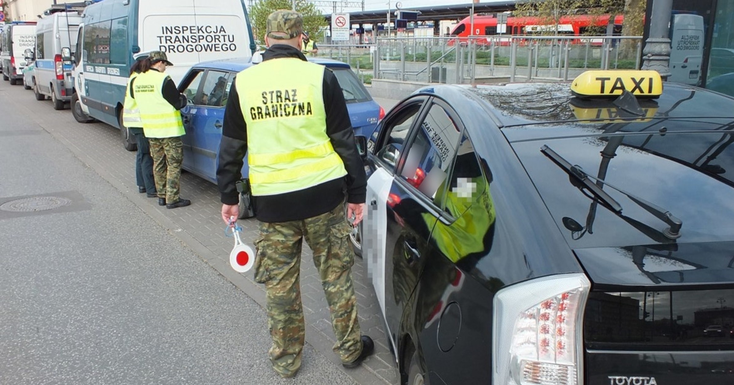 Kontrola policji (i czterech innych służb) kierowców taksówek na aplikacje (12 kwietnia 2024 r.; Bydgoszcz)