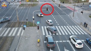 Kierowcy bez skrupułów przyjeżdżali na czerwonym świetle. Tego się nie spodziewali [WIDEO]