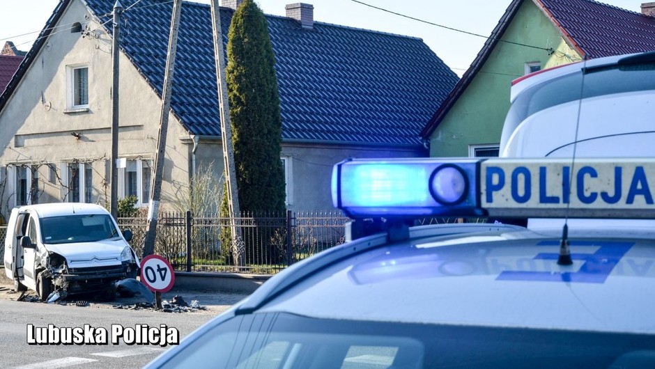 Podczas ucieczki kierujący Citroenem Berlingo czołowo zderzył się z Audi