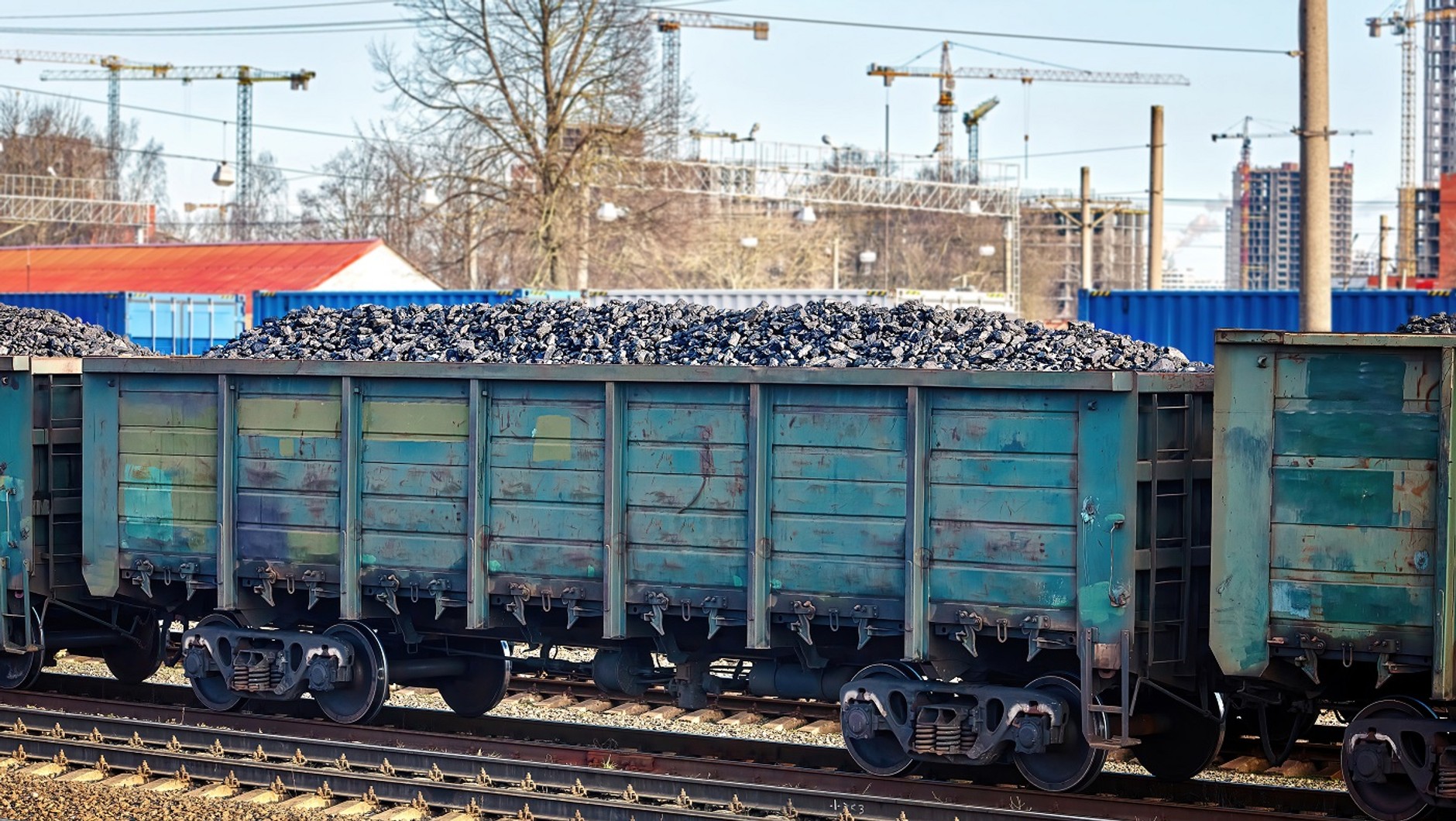 Wagony kolejowe wyładowane węglem