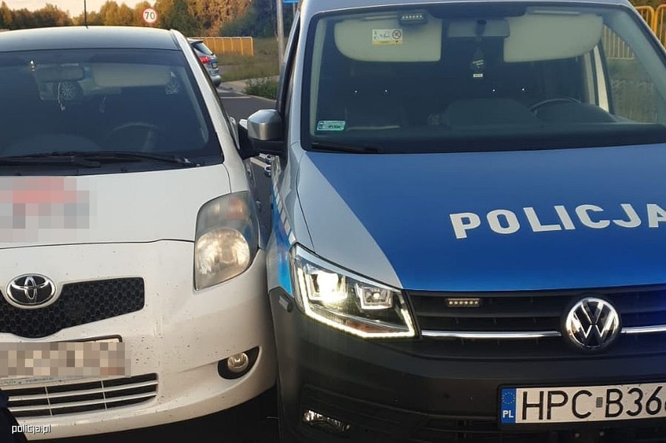 Pościg zakończony został blokadą drogi i strzałami w stronę uciekającego