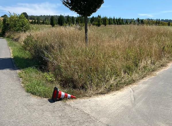 Zauważyłeś przewrócony pachołek przy drodze? To może być ważny znak