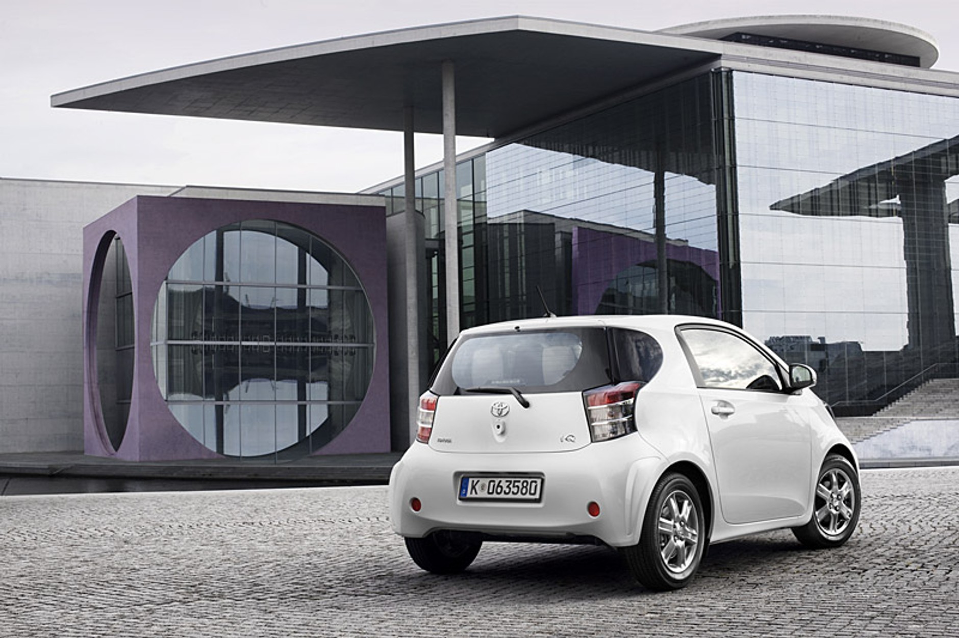 Toyota iQ: sześć nowinek technicznych zwiększających kabinę pasażerską