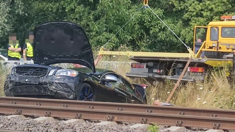 Samochód wylądował na torach