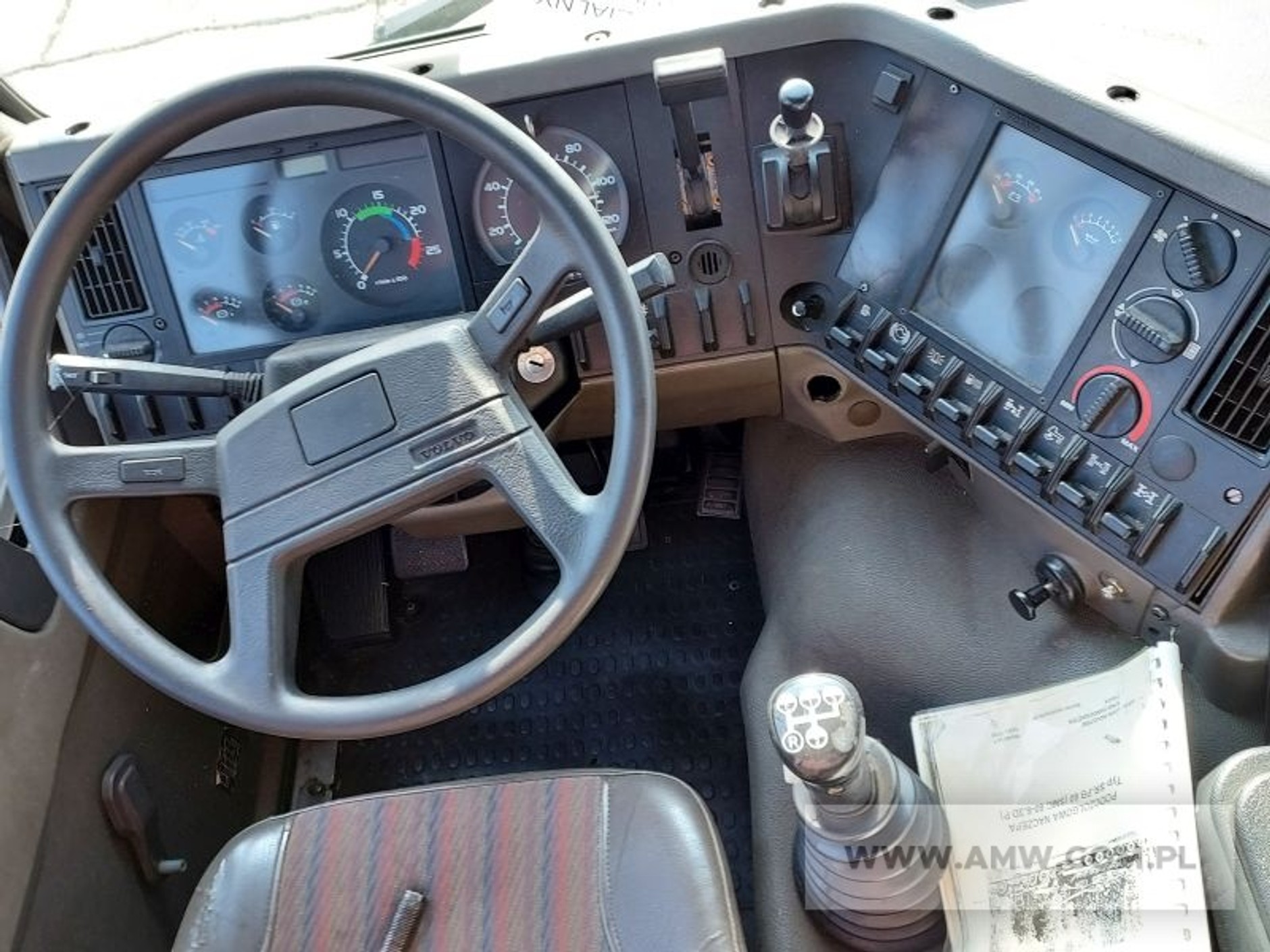 Wojskowe Volvo FL12 z naczepą Lohr